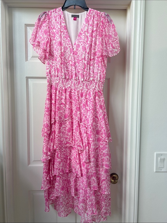 Vince Camuto Dresses & Skirts - Vince Camuto Pink Floral Tiered Midi Dress